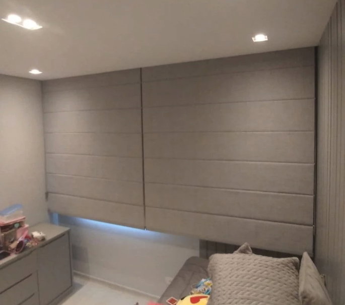 Modelo romana Tecido blackout Dimens&otilde;es: 1,00m x 1,20m Acabamento premium Controle eficiente de luminosidade F&aacute;cil instala&ccedil;&atilde;o