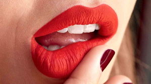 O batom mais vendido da Maybelline está com superdesconto (e dura horas nos lábios)