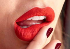 O batom mais vendido da Maybelline está com superdesconto (e dura horas nos lábios)