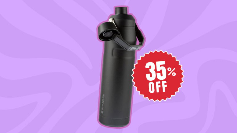 Garrafa da Stanley está com 35% OFF e chama atenção de quem ama praticidade